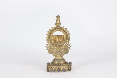 an image of a gold statue with a crown on top of it