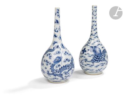 paire de vases bleus et blancs à motifs de dragons