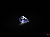 un saphir bleu sur fond noir