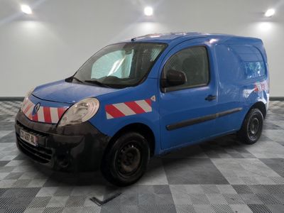 une camionnette bleue avec une bande rouge et blanche sur le côté