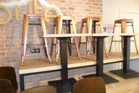 Mobilier : 8 tables à 2 couverts - 9 chaises laquées noir - … (photo 5)