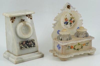 deux horloges miniatures posées l'une à côté de l'autre sur une surface blanche