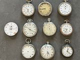 de nombreux modèles d'horloges exposés sur une table