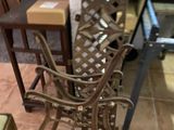 une chaise posée par terre devant une table