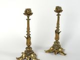paire de bougeoirs anciens en laiton ornés de fleurs et de feuilles