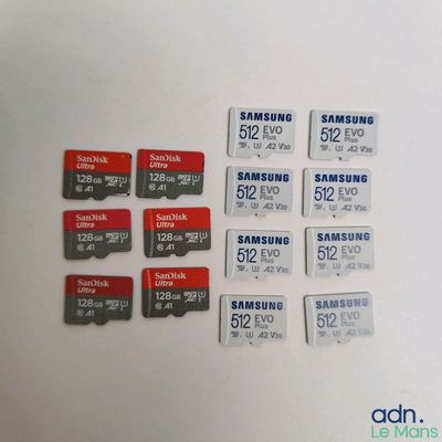 toutes ces cartes micro SD qui sont posées sur la table