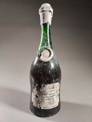 une bouteille de vin posée sur une table