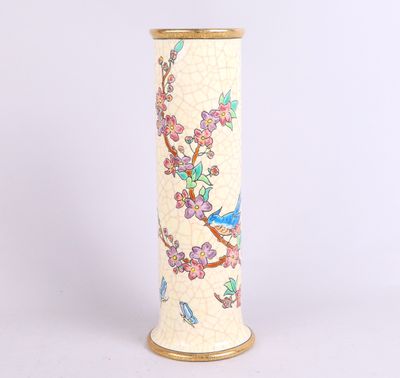 un vase sur lequel sont peints un oiseau et des fleurs