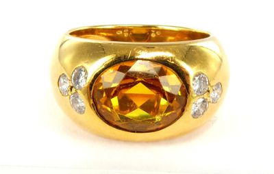 une photo d'une bague en or jaune sertie d'une citrine et de diamants
