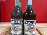 deux bouteilles de bière posées sur une table en bois