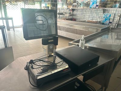 une image représentant une table sur laquelle sont posés un écran et un ordinateur portable