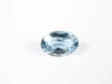 un gros plan sur des topazes bleues posées sur une surface blanche