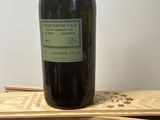 une bouteille de vin posée sur une caisse en bois