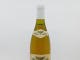 la bouteille de vin est posée sur une surface blanche