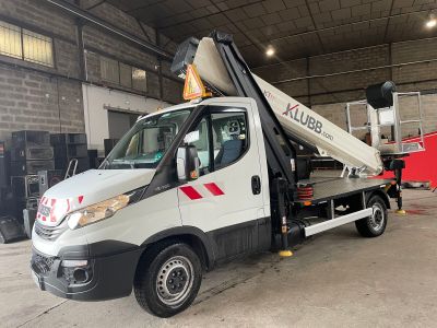 un camion blanc avec une grue à l'arrière