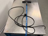 une image représentant une table sur laquelle est posé un aspirateur
