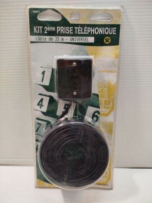 un gros plan sur un faisceau de fils téléphoniques posé sur une surface blanche