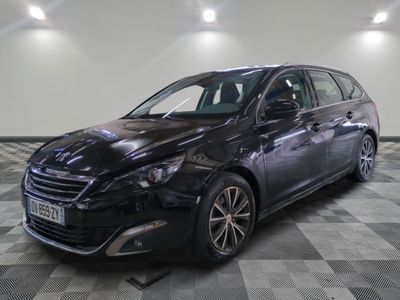 la photo d'une voiture noire sur un sol en damier