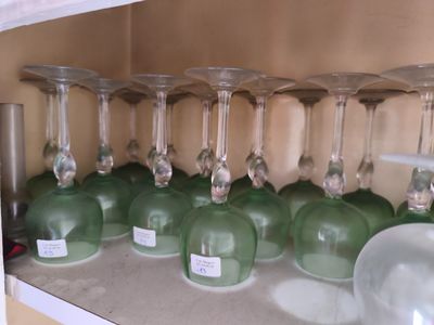 de nombreux verres à vin alignés sur une étagère