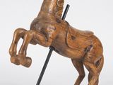 statue d'un cheval posée sur un socle, sur fond blanc