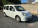 une photo d'une petite camionnette blanche garée sur un parking