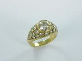 gros plan d'une bague en or avec des diamants sur une surface blanche