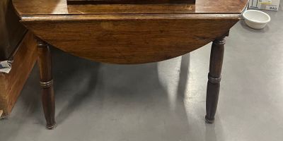 une petite table en bois sur laquelle est posée une horloge