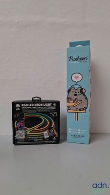 une boîte et une boîte de crayons posées sur une table
