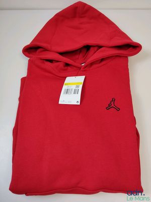 un sweat à capuche rouge avec le logo Jordan dessus