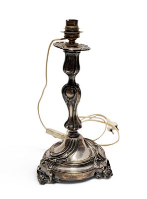 PIED DE LAMPE en bronze argenté de style Rocaille.