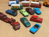 un grand nombre de voitures-jouets qui se trouvent sur la table
