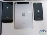 a lot of cell phones that are sitting on a table