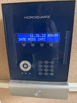 une image montrant un gros plan d'une horloge accrochée au mur