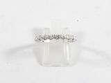 gros plan d'une bague en diamant sur une surface blanche