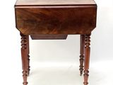 une petite table en bois surmontée d'un tiroir