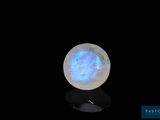 un gros plan d'une lune blanche sur fond noir