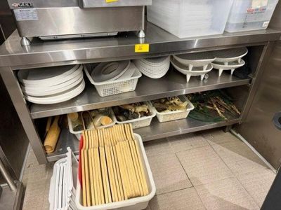 une cuisine où les étagères sont remplies de vaisselle et d'ustensiles