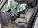 une camionnette sale avec plein de sièges sales à l'intérieur