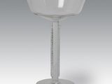 une photo d'un verre à vin transparent à pied posé sur une table