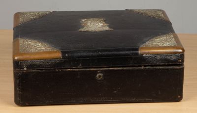 une petite boîte noire ornée d'un motif doré