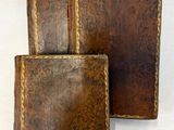 trois portefeuilles en cuir marron posés les uns à côté des autres sur une surface blanche