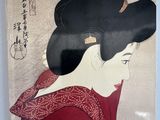 une image représentant un livre sur lequel figure une femme en robe rouge