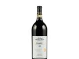 une bouteille de vin rouge posée sur une table blanche