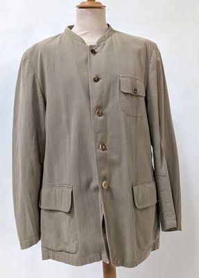 une photo d'une veste posée sur un mannequin, sur fond blanc