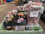 une poubelle pleine de restes de nourriture qui traîne dans la rue