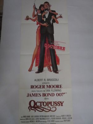 une vieille affiche du film de James Bond « Octopussy »