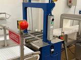 l'image d'une machine qui travaille sur une feuille de papier