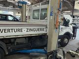 un camion blanc garé dans un garage