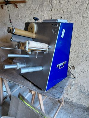 une machine posée sur une table