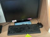 un bureau sur lequel se trouvent un clavier, une souris et un écran